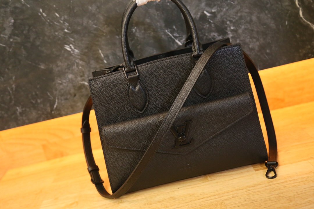 L0vis Vvtt0n Lockme Tote black 15.5cm