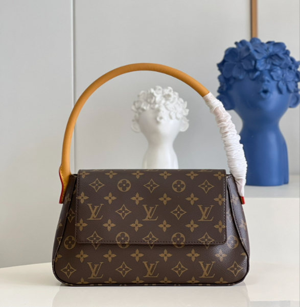 L0vis Vvtt0n Looping Axillary Bag 