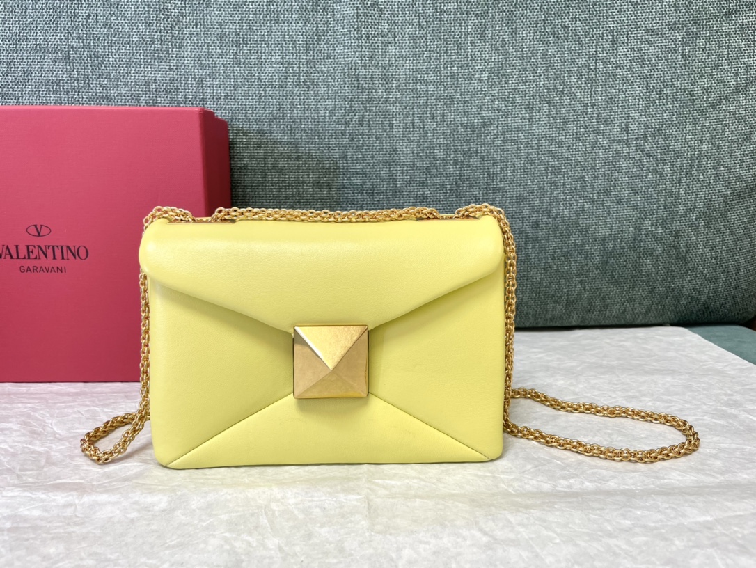 Bagsaaa Va1e*ntin0 Garavani One Stud Nappa Yellow Bag - 19x14x1cm