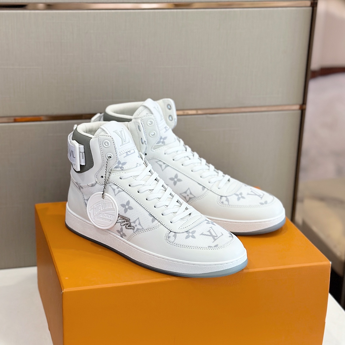 Bagsaaa L0vis Vvtt0n High Top White Sneakers