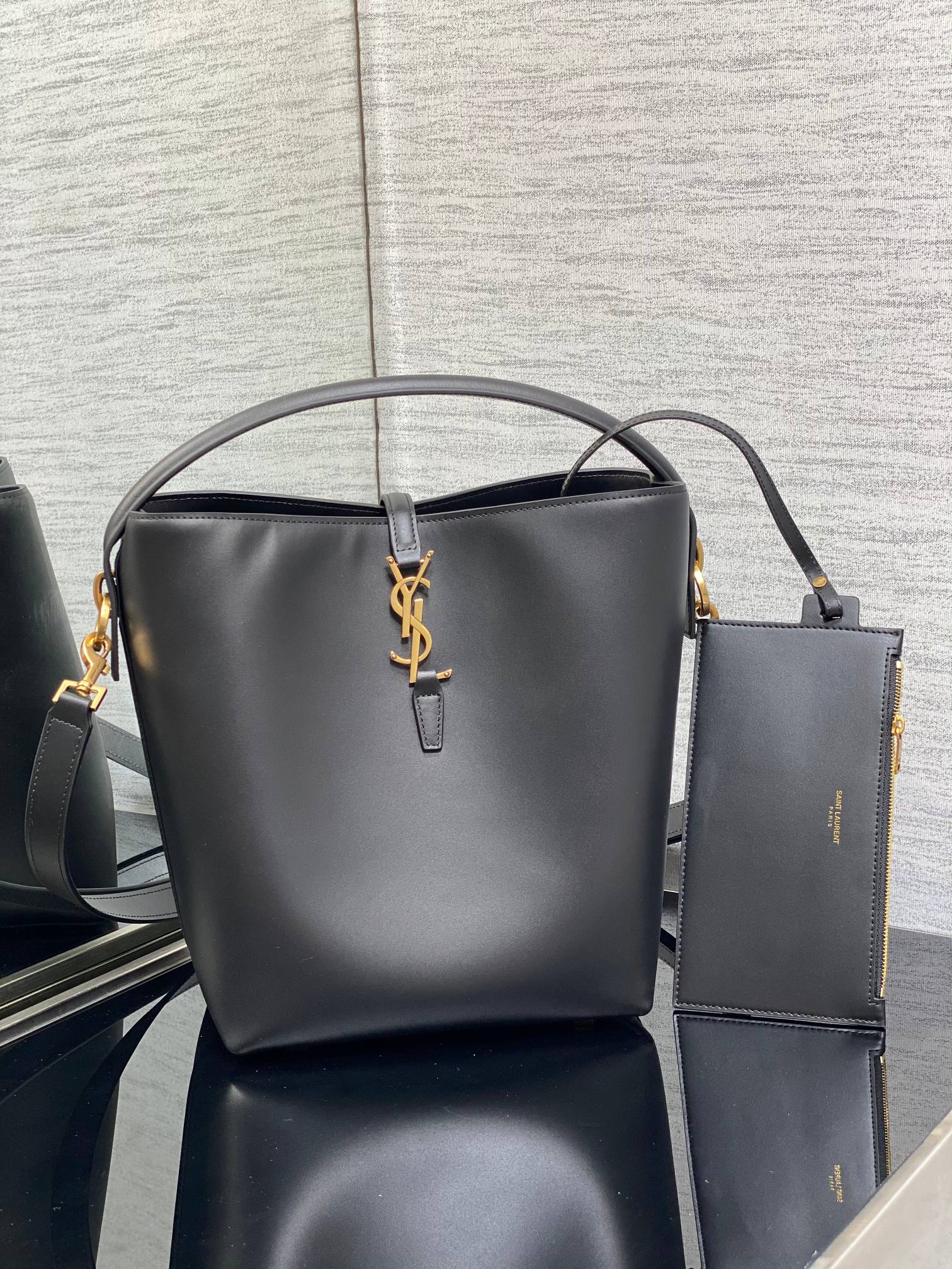 Bagsaaa Y51 Le 37 In Black Shiny Leather -20 X 25 X 16 CM