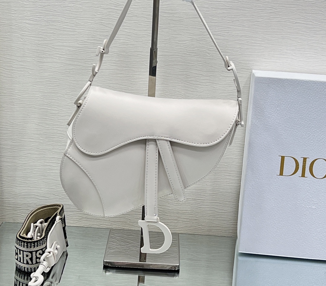 Bagsaaa D10r Saddle White - 25.5 x 20 x 6.5 cm