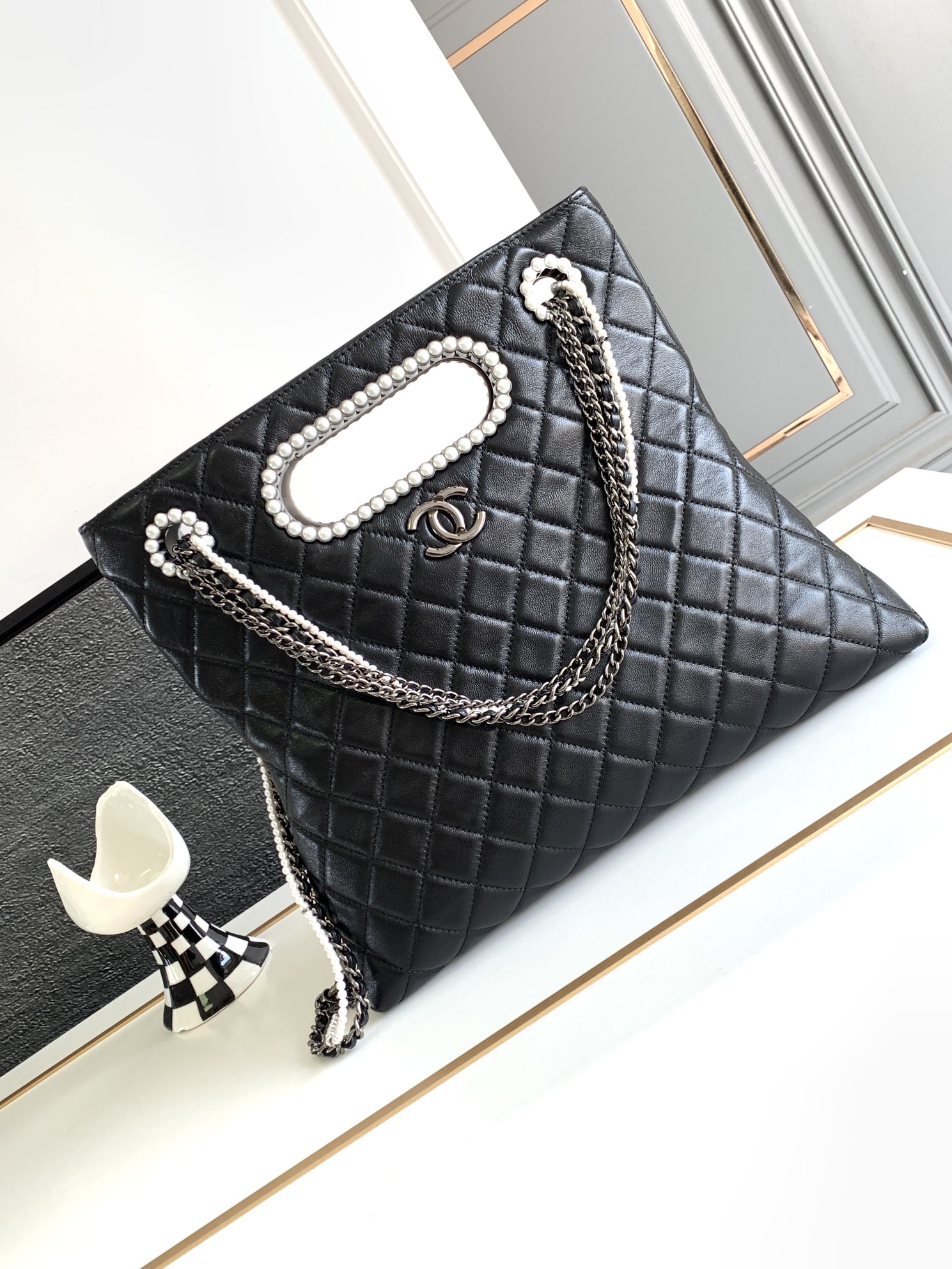 Bagsaaa Ch**el Shopping Bag Aged Shiny Lambskin, Crystal Pearls & Black Metal Black