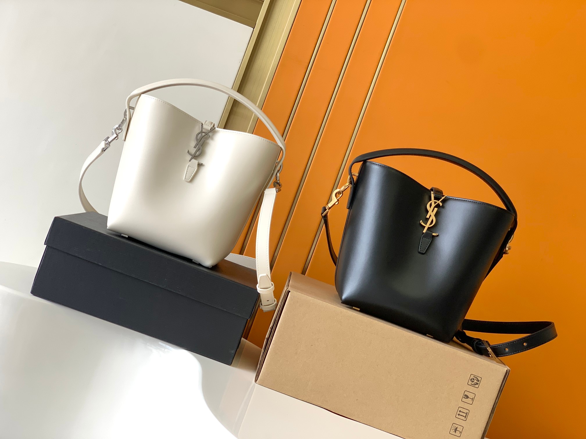 Bagsaaa Y51 Le 37 In Shiny Leather - 17×20×13cm