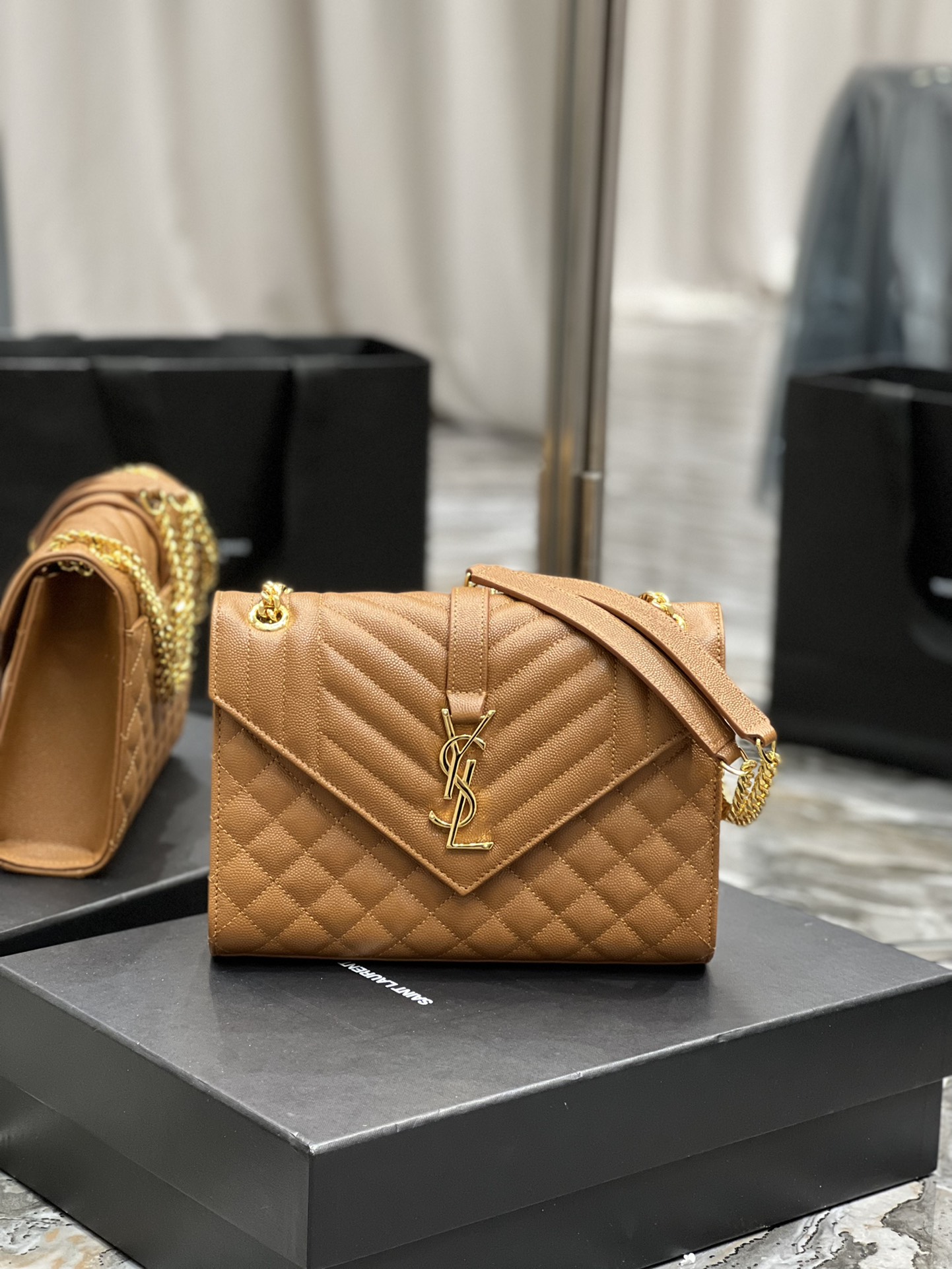 Bagsaaa Y51 envelope medium in quilted grain de poudre embossed leather 600185 brown - 24cm