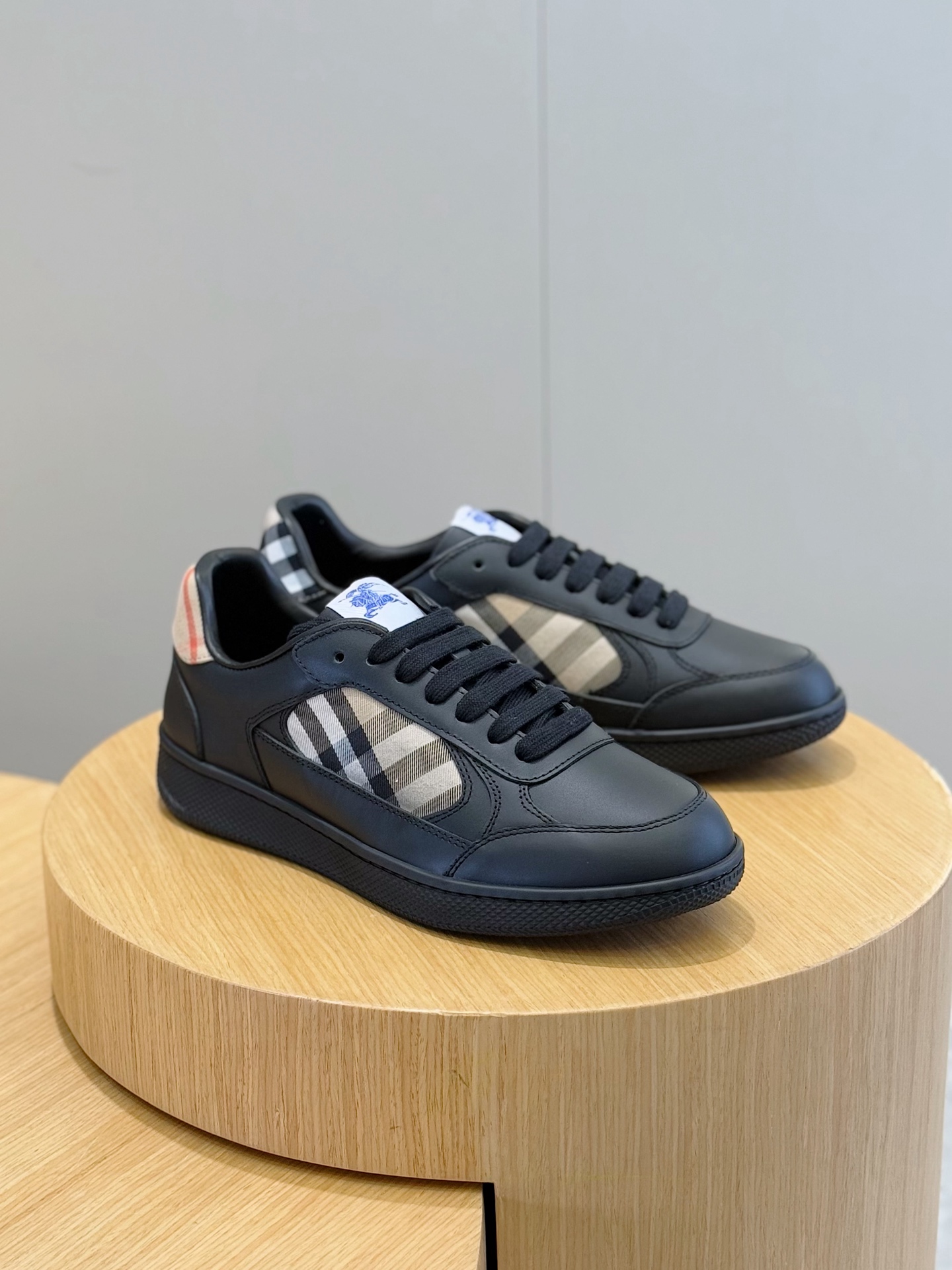 Bagsaaa Bv*b*rry Leather and Check Terrace Sneakers Black
