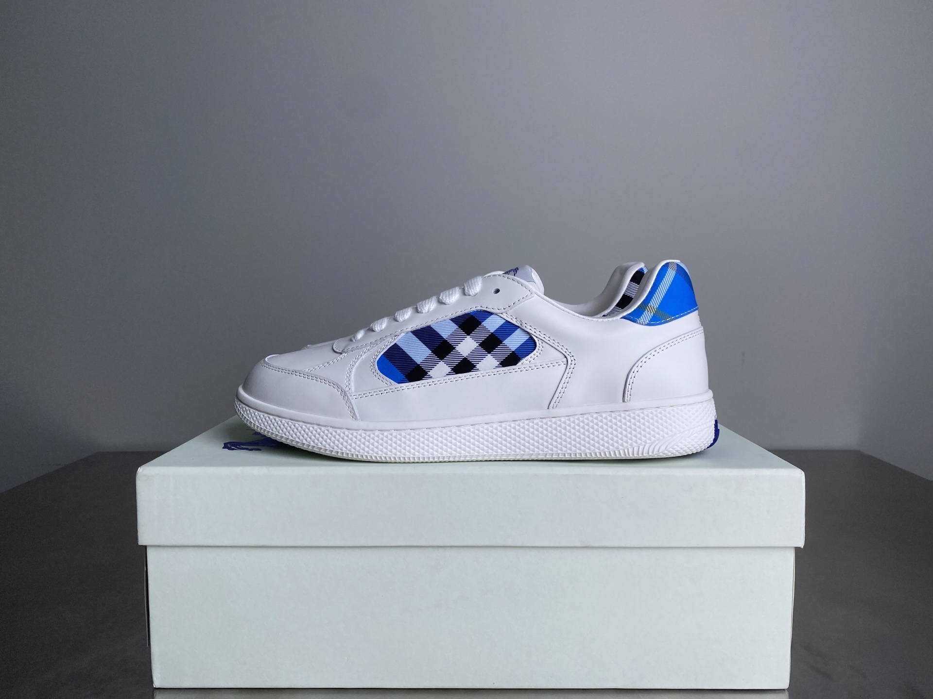 Bagsaaa Bv*b*rry Leather and Check Terrace Sneakers Blue