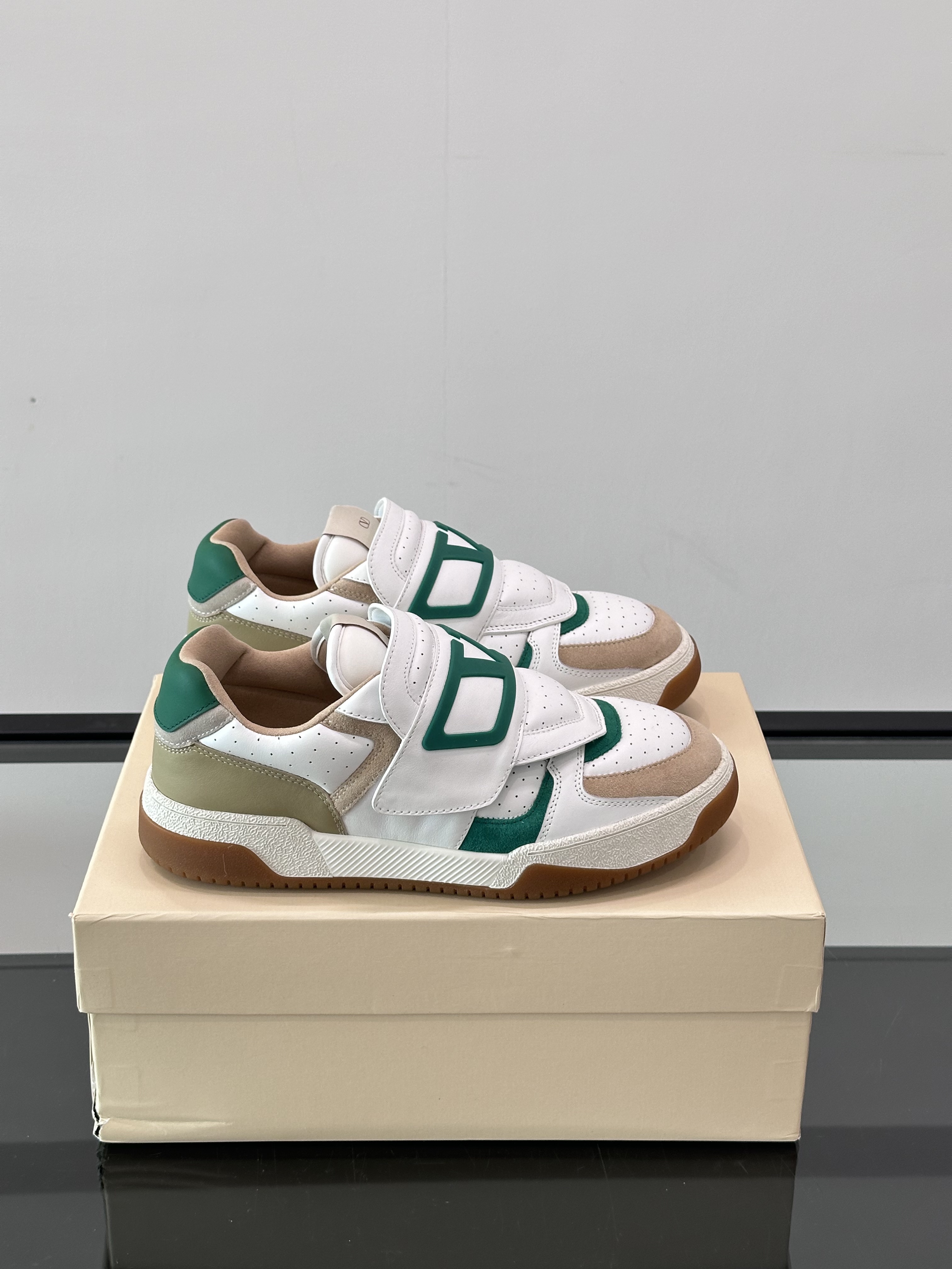 Bagsaaa Va1e*ntin0 Joie De Jouer Low-Top Trainer In Nappa Calfskin white/green