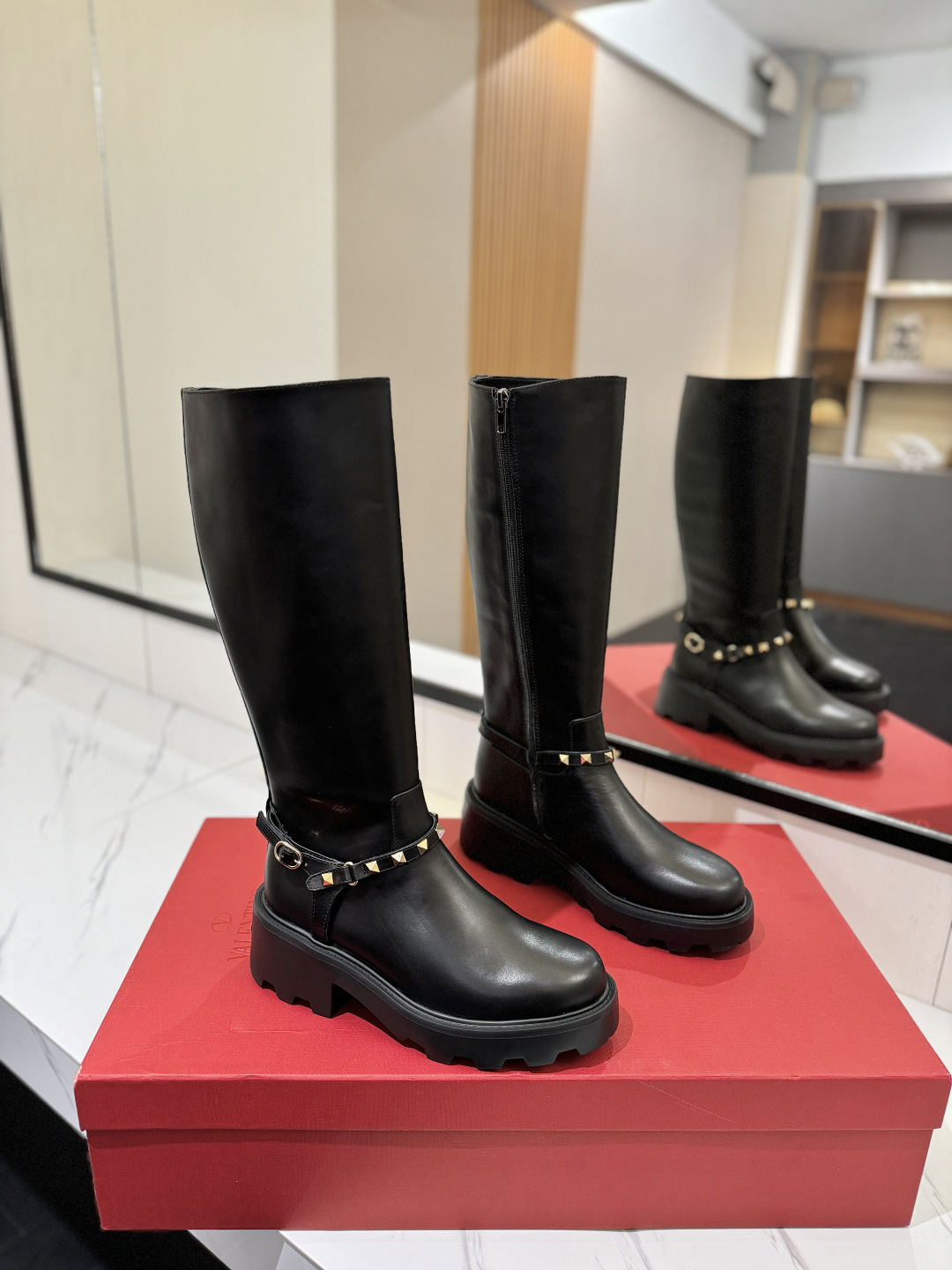 Bagsaaa Va1e*ntin0 Garavani Rockstud-embellished knee-high leather boots black