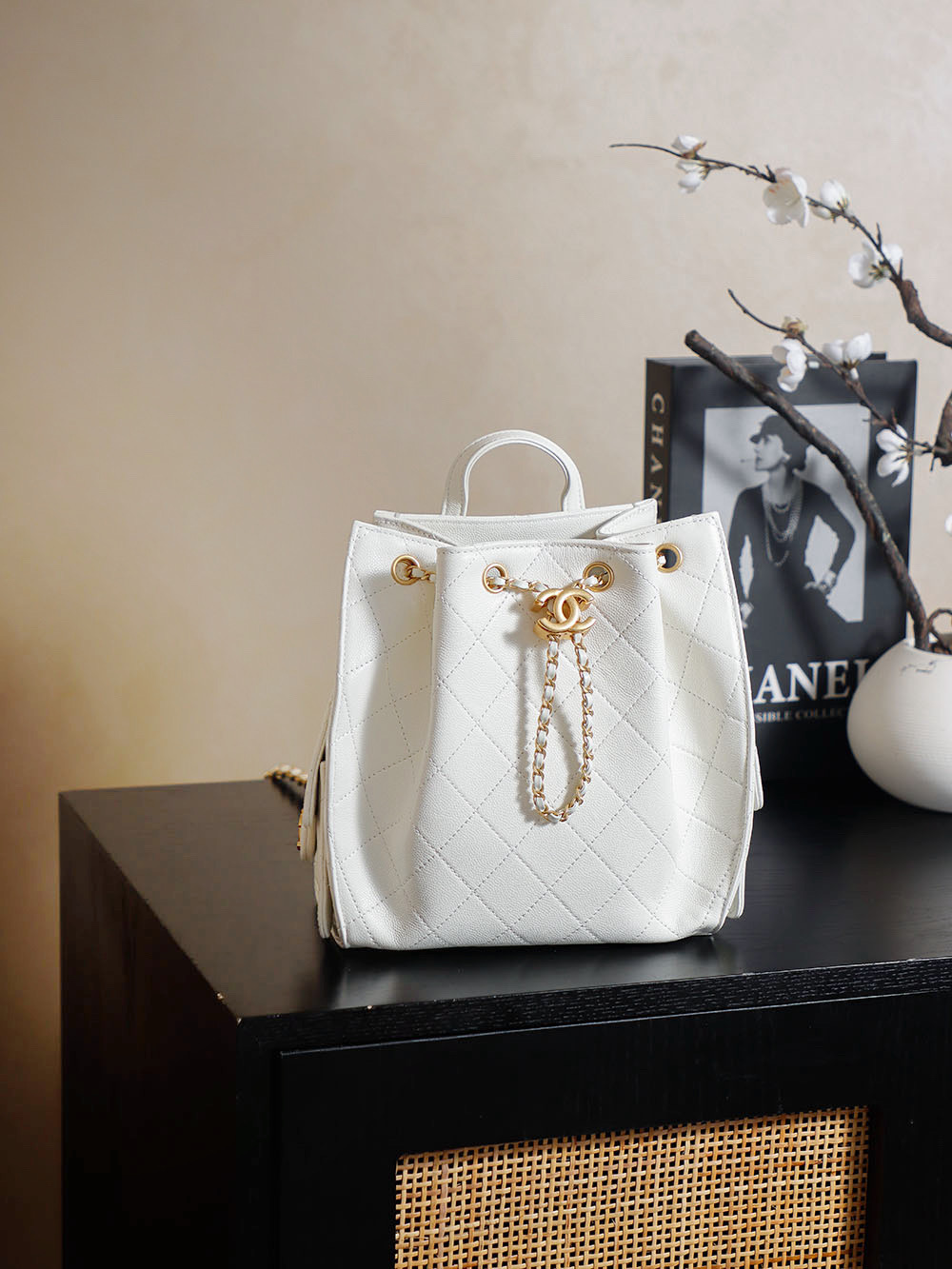Bagsaaa Ch**el 25 Medium Backpack AS5600 White Caviar - 23cm