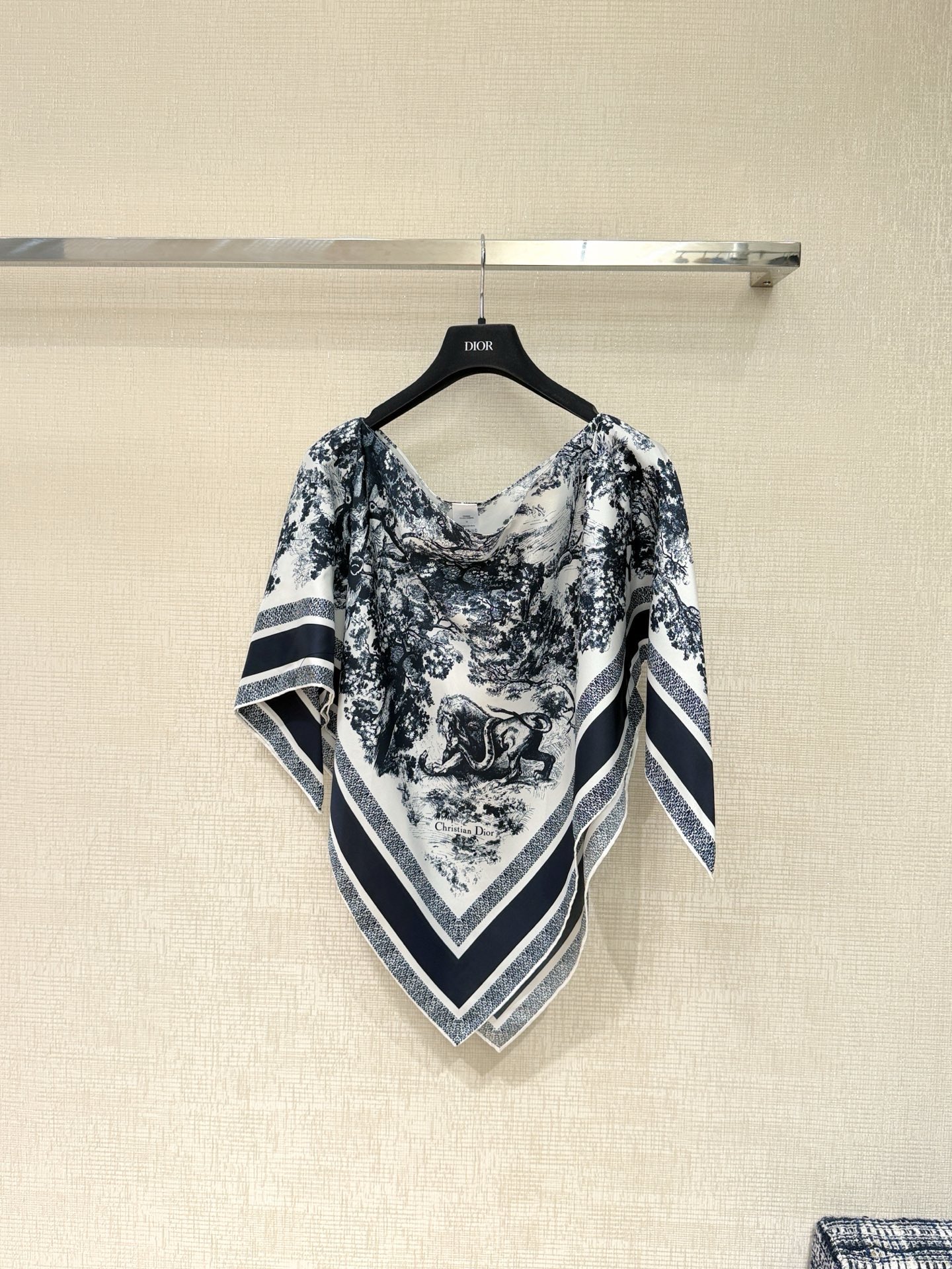 Bagsaaa D10r Toile de Jouy Sauvage D10r Silk Top Ecru and Navy Blue Silk Twill - 130 x 66 cm
