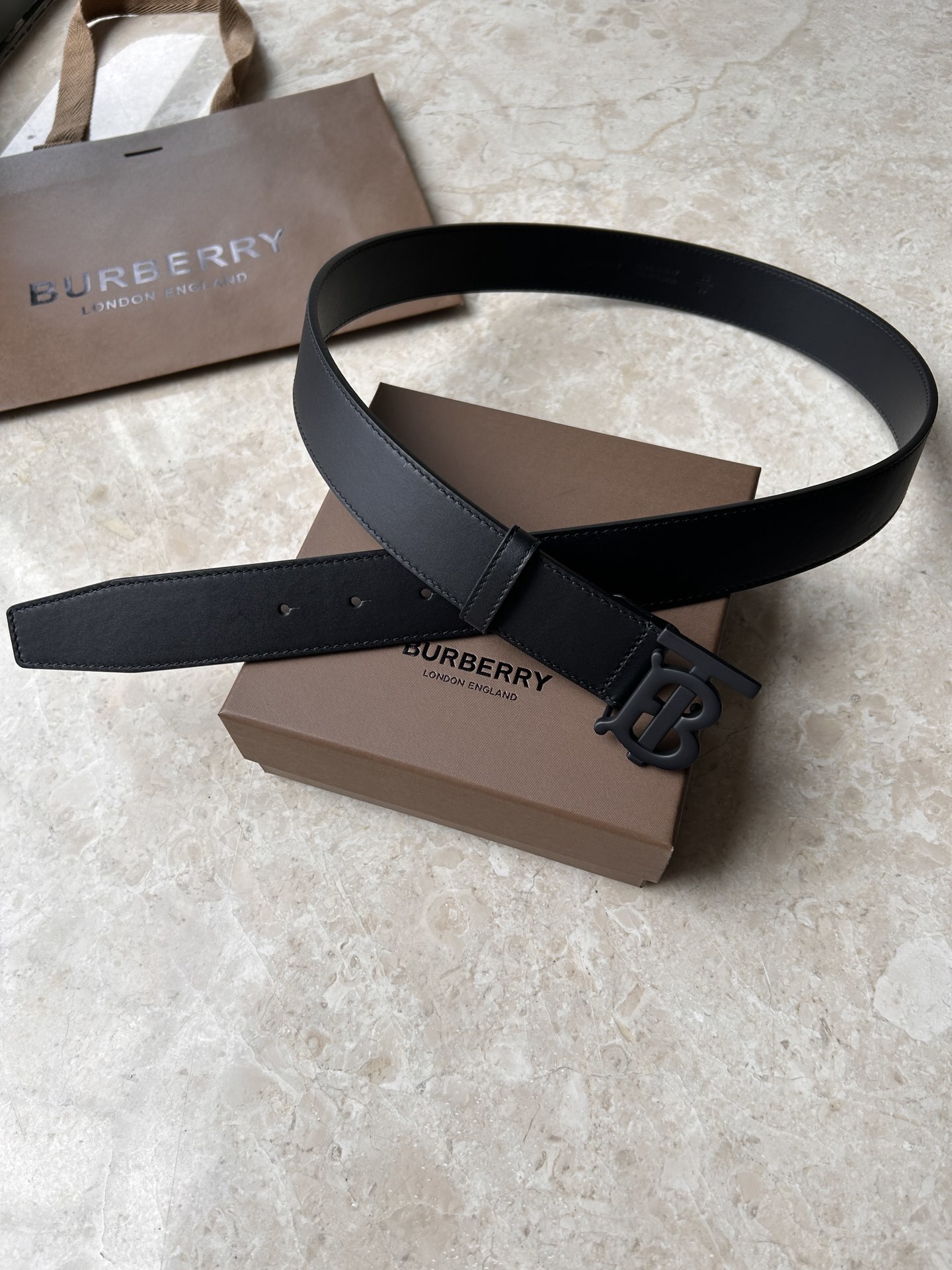 Bagsaaa Bv*b*rry black leather belt with a black buckle