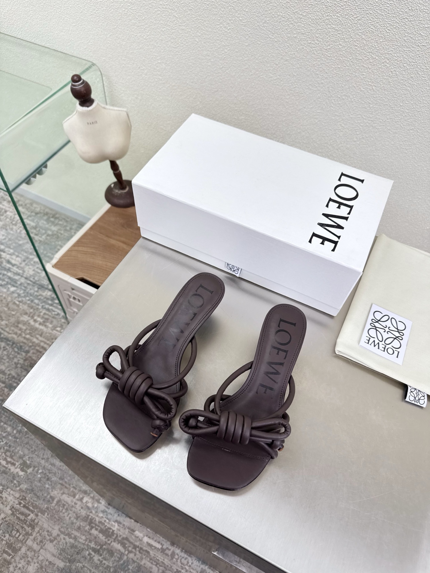 Bagsaaa L0ew* Flamenco Knot sandal in lambskin dark brown